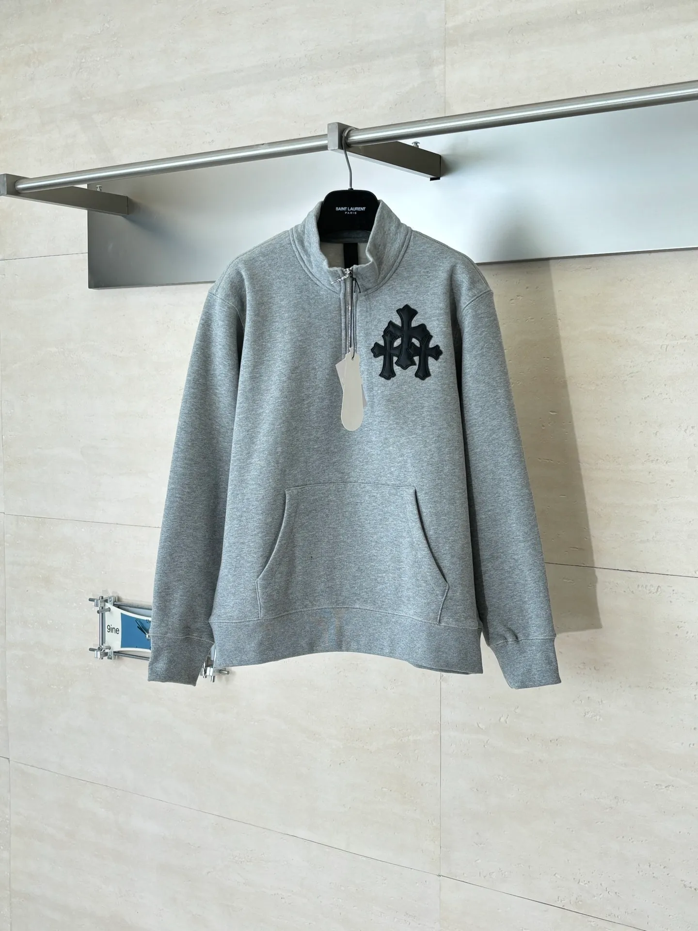 P406 Chrome Heart*/Chrome Heart FW25 leather cross half-zip sweatshirt Made of high-weight pure cotton terry fabric, pre-shrunk to ensure wearing stability, three-dimensional leather cross label, half-zip collar with dagger-shaped zipper puller, combined with curved hem tailoring and kangaroo pocket Size: S/M/L/XL